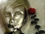 Gigantografia esclusiva autoadesiva con effetto argentato"La ragazza con le rose"